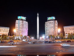 Үлкен бөкселері мен жіңішке белдері бар порно көру